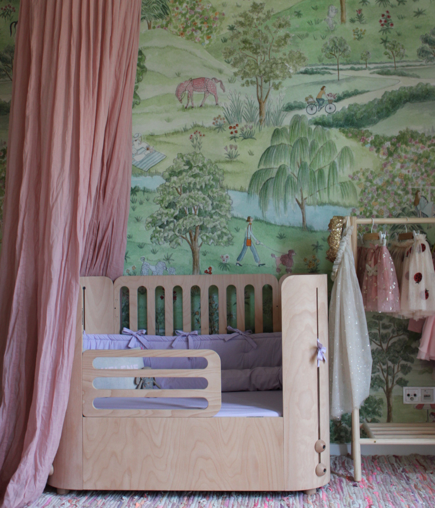 Mitwachsendes Babybett aus hellem Holz im modernen Babyzimmer