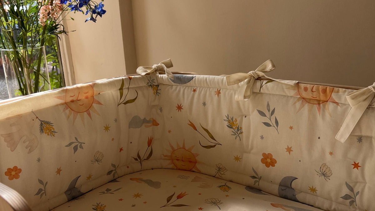 Bettumrandung, Babybett mit Sonne und Mond Details